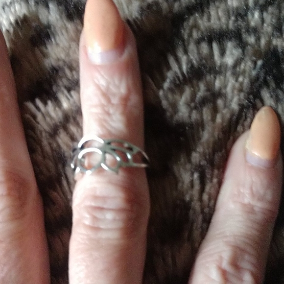 BEAUTIFUL SILVER RING - Picture 3 of 3